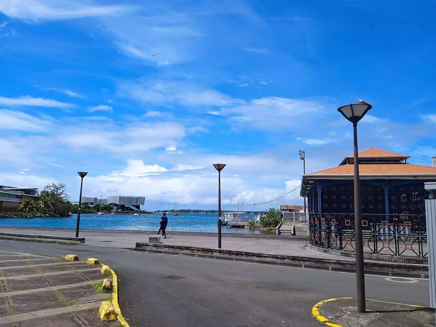 Le quai de la darse de Pointe-à-Pitre, la halle au toit orange à droite et le Mémorial ACTe au loin