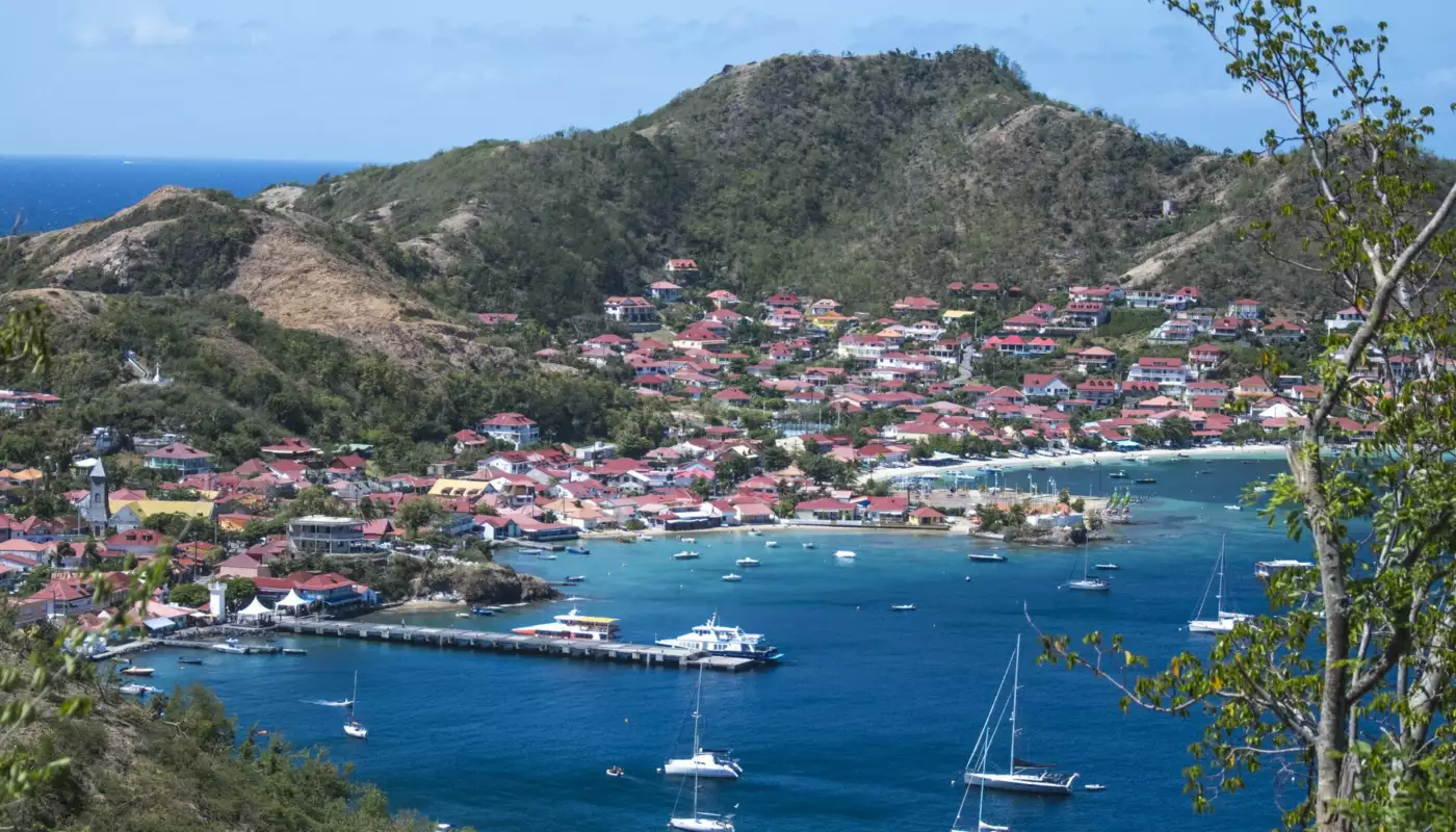 La baie de Terre-de-Haut aux Saintes, bourg aux toits clairs et bateaux au mouillage
