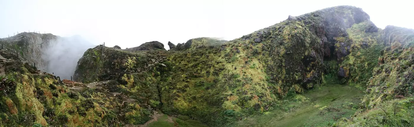Panorama du sommet de la Soufrière avec ses gouffres et ses fumerolles, en Guadeloupe