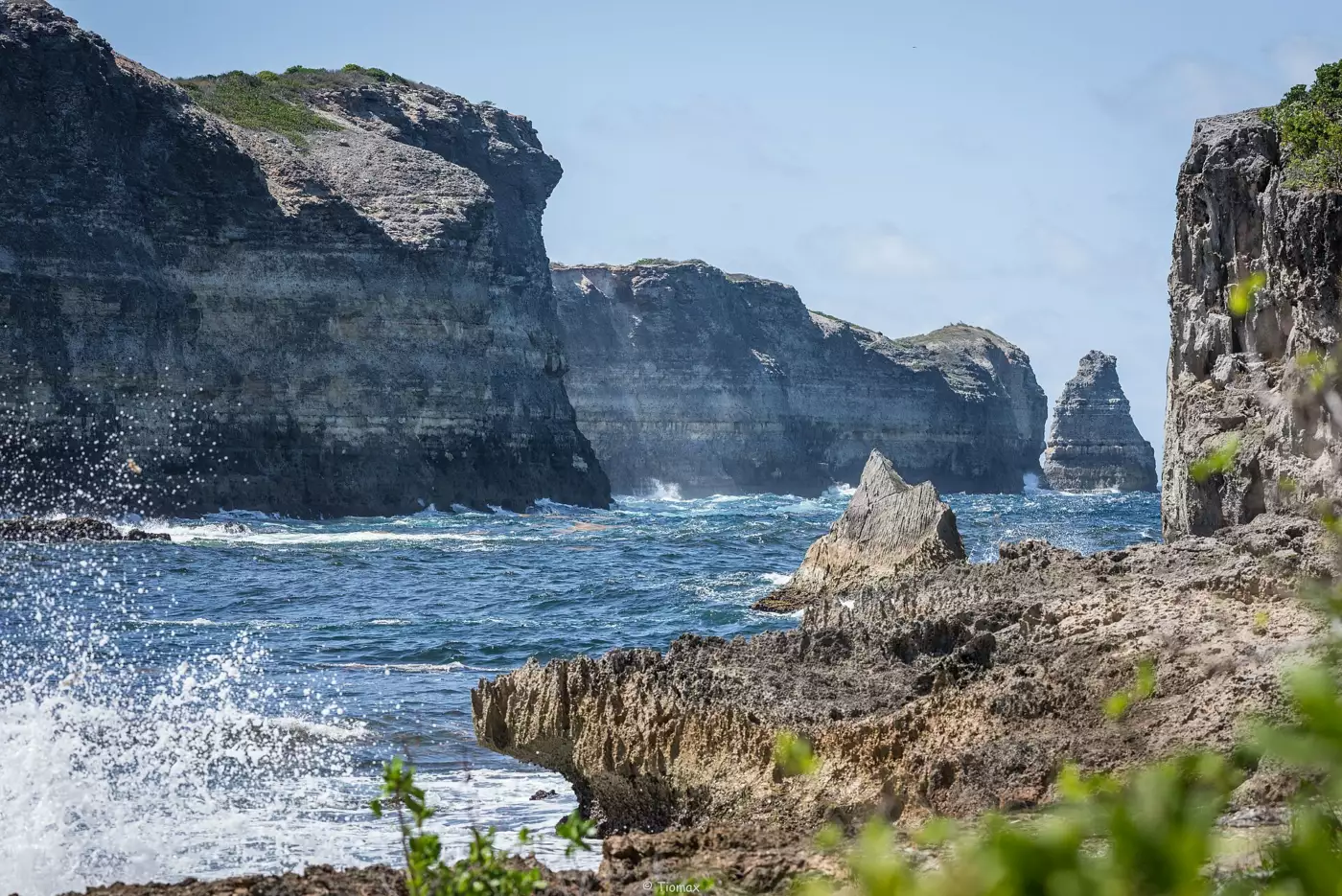 Falaises calcaires et mer agitée sur la côte de la Porte d'Enfer, à Anse-Bertrand