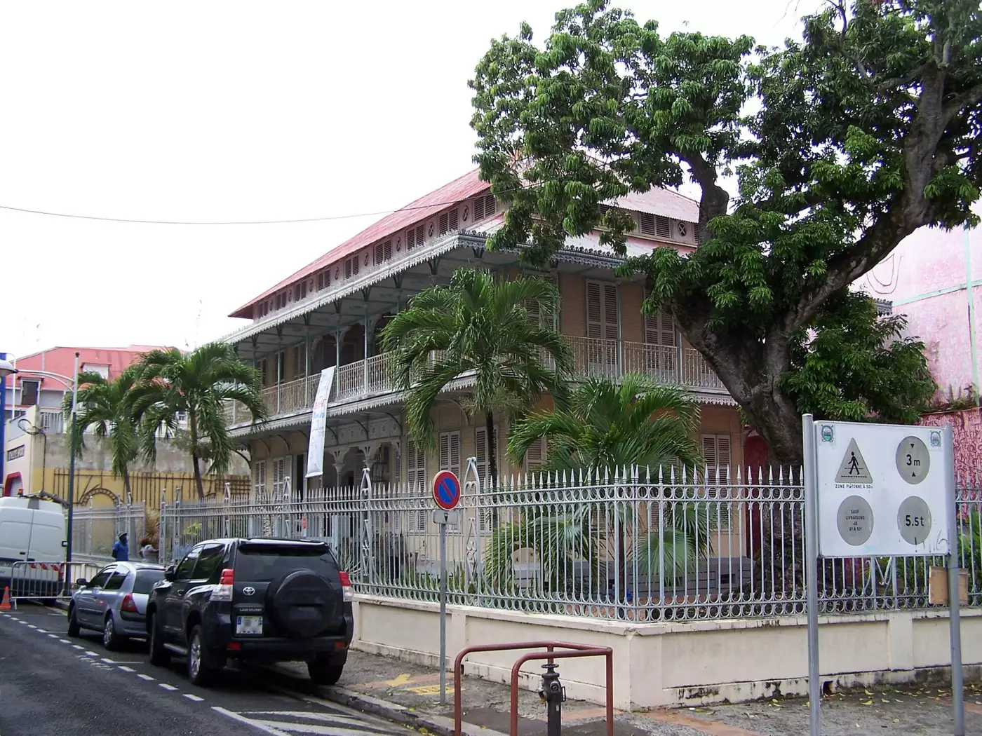La maison coloniale à double balcon de fer forgé qui abrite le musée Saint-John Perse, à Pointe-à-Pitre