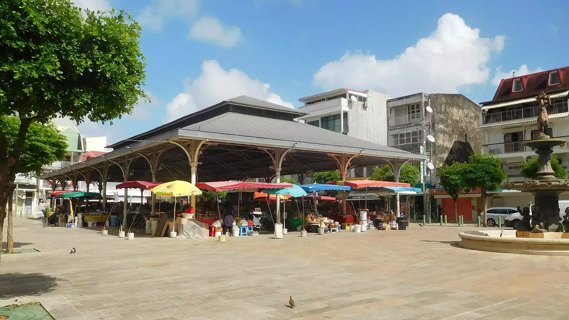 La halle métallique du marché central de Pointe-à-Pitre et ses parasols colorés, en Guadeloupe