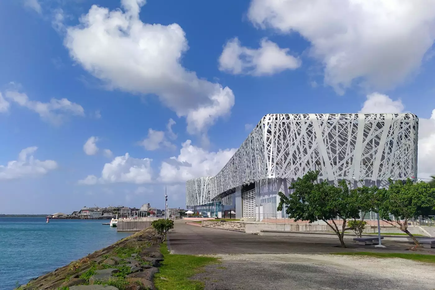 La façade en résille métallique blanche du Mémorial ACTe, au bord de l'eau à Pointe-à-Pitre