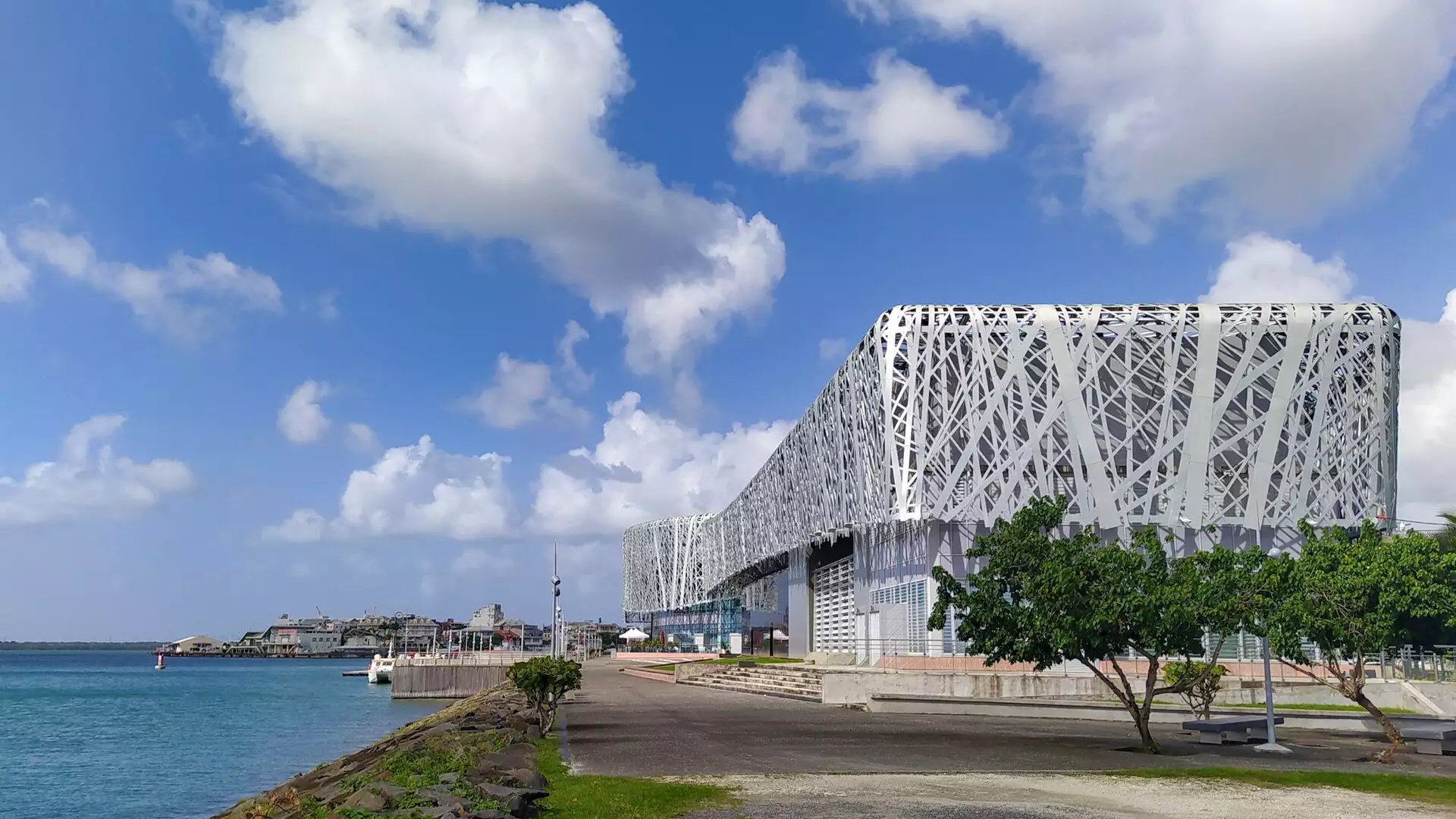 La façade en résille métallique blanche du Mémorial ACTe, au bord de l'eau à Pointe-à-Pitre