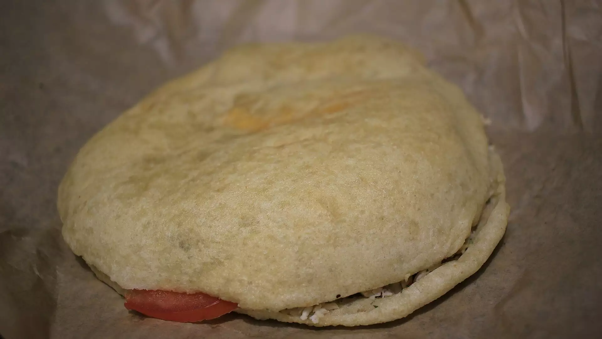 Bokit au poulet fermé, pain frit doré typique de la Guadeloupe
