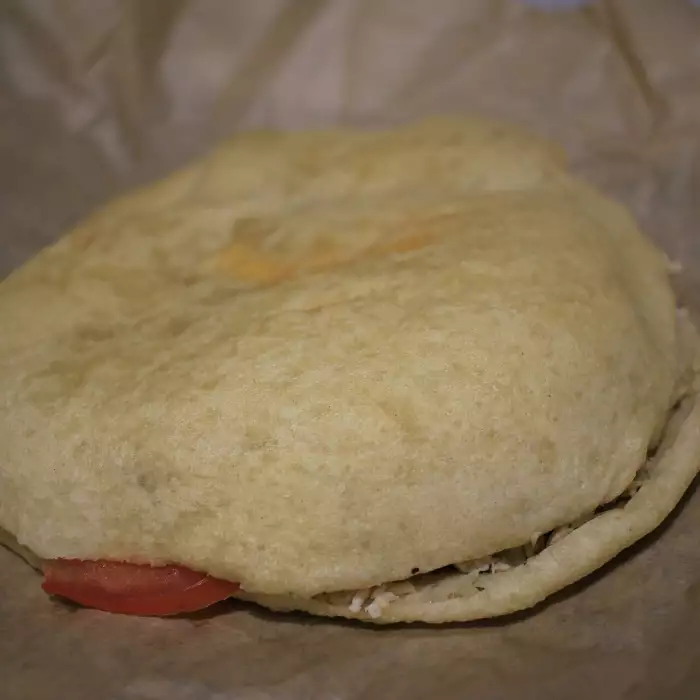 Bokit au poulet fermé, pain frit doré typique de la Guadeloupe