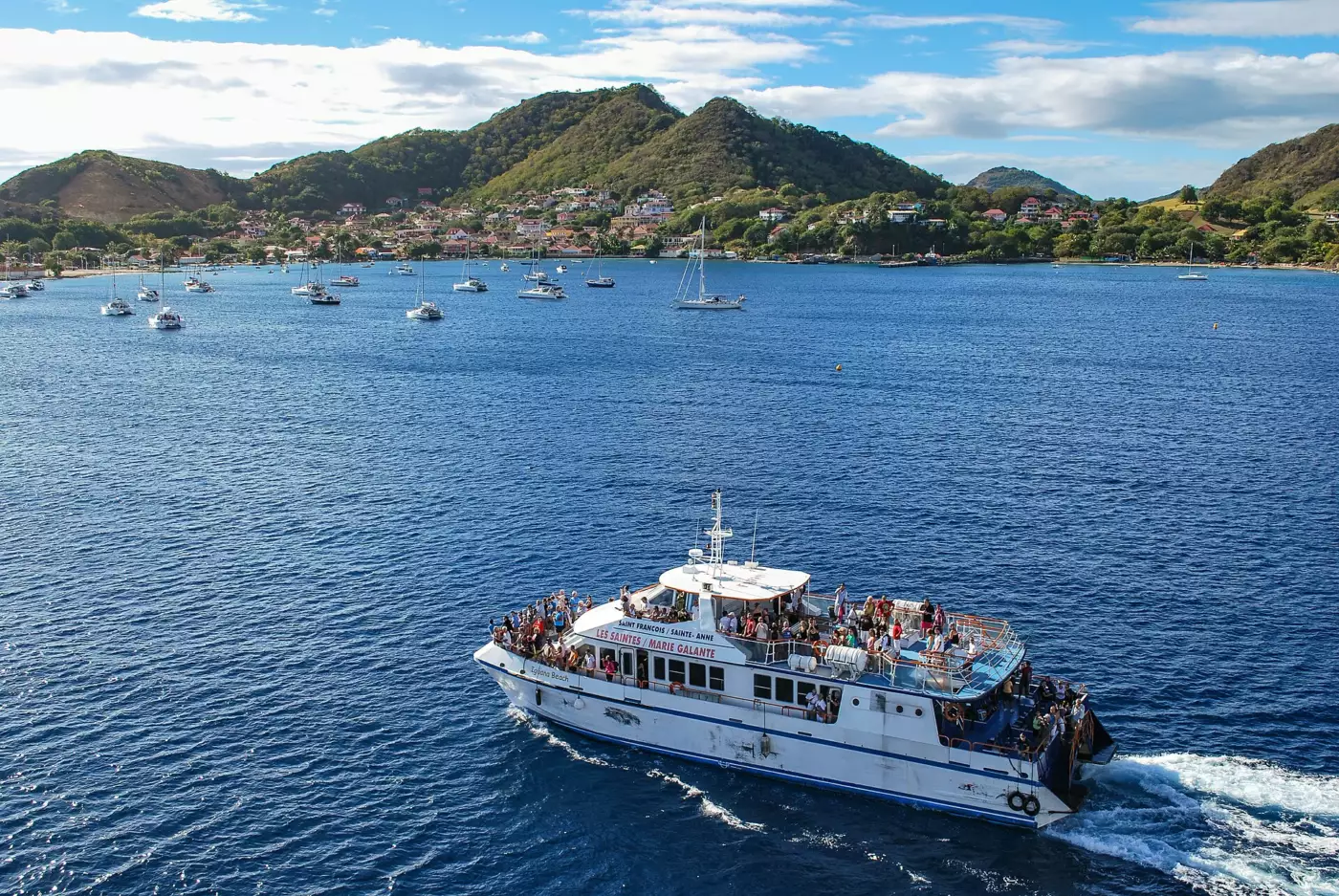 Navette maritime chargée de passagers portant la mention Les Saintes et Marie-Galante sur sa coque