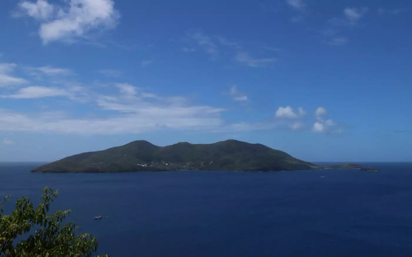 L'île de Terre-de-Bas et son village posé au bord de l'eau, vus par-dessus le canal des Saintes