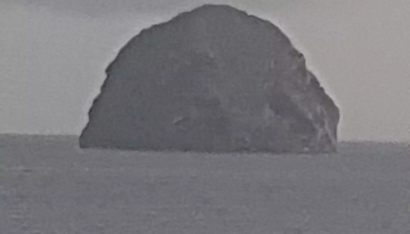 Le rocher du Diamant dressé au large de la côte sud-ouest de la Martinique