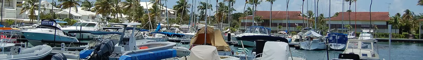 Voiliers et bateaux à quai dans la marina de Saint-François, en Guadeloupe