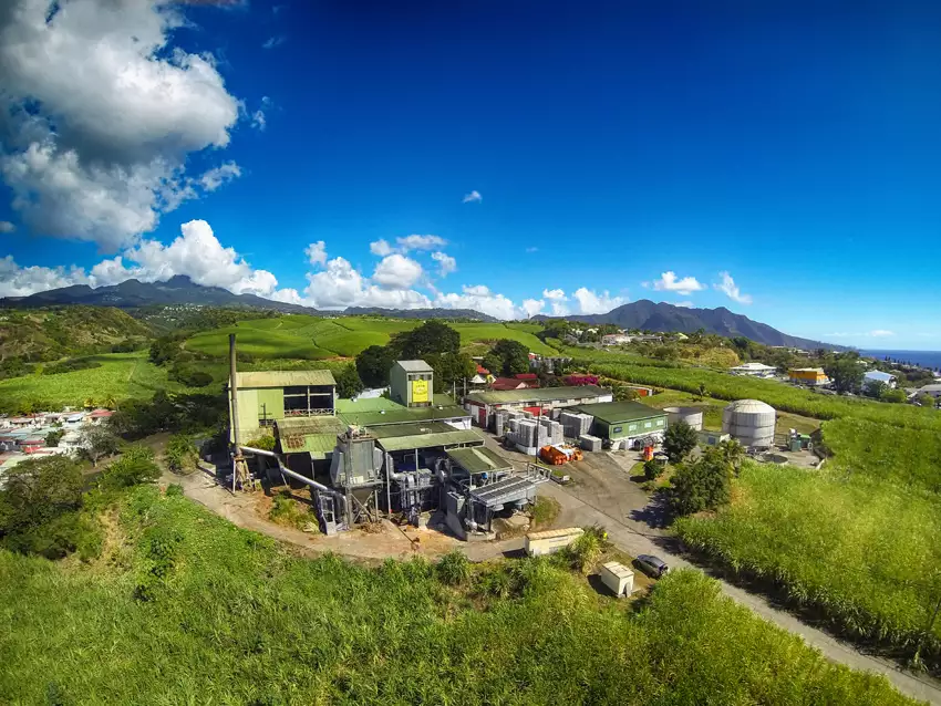 Bâtiments et cuves de la distillerie de rhum Bologne, à Basse-Terre