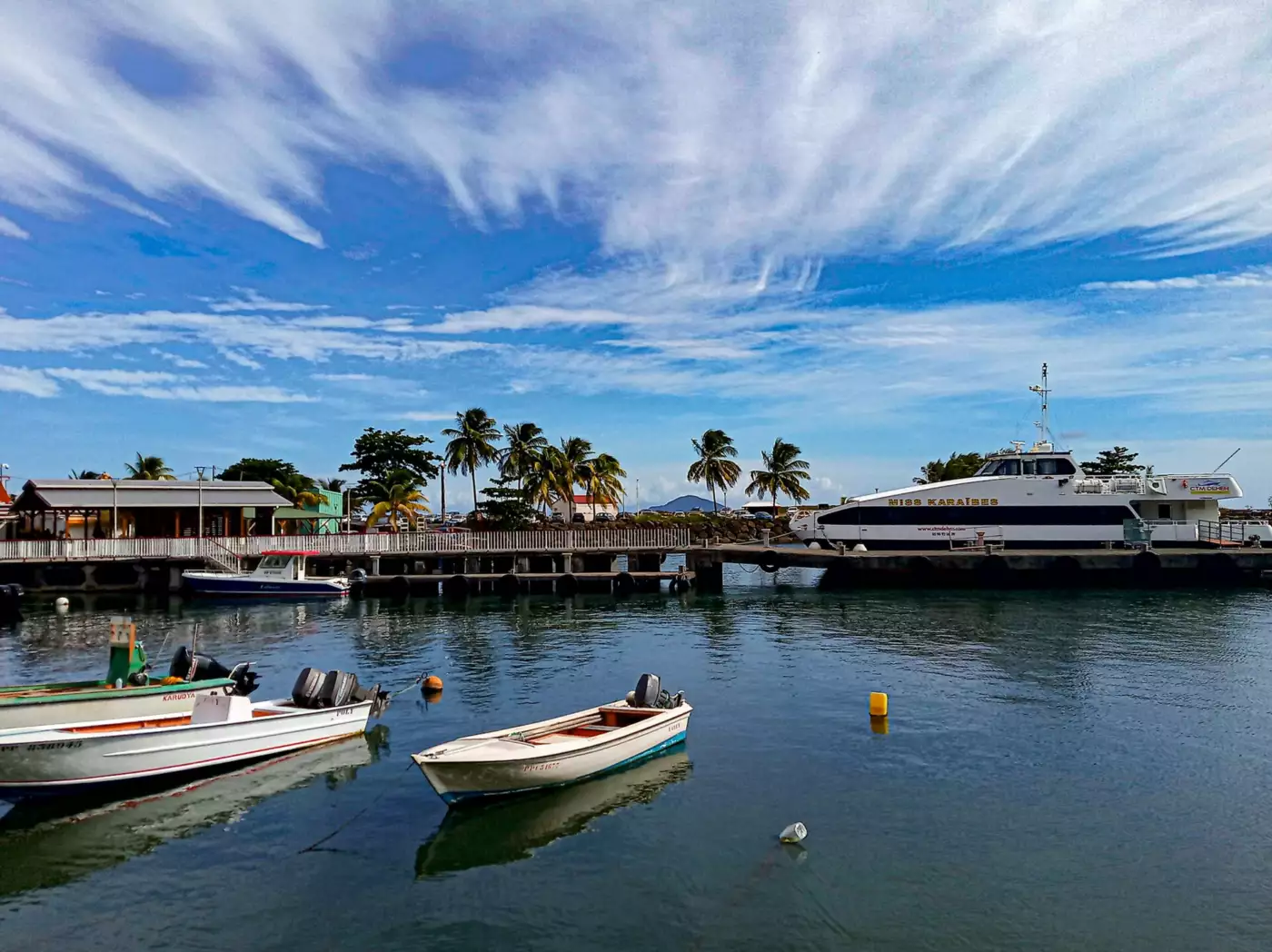 Ferry à quai et barques de pêche à l'embarcadère de Trois-Rivières, au sud de Basse-Terre