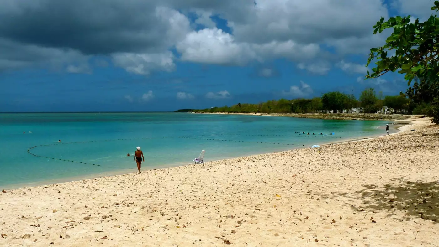 Le bord de mer sableux de Port-Louis, sur la côte caraïbe du nord de Grande-Terre