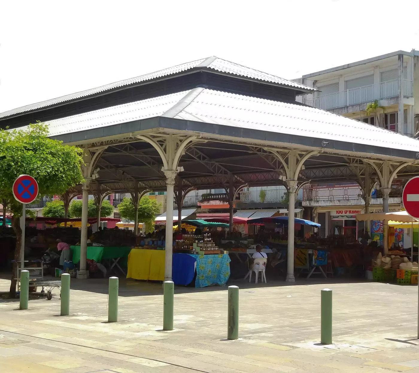 Étal du marché central de Pointe-à-Pitre en Guadeloupe, avec épices et produits locaux