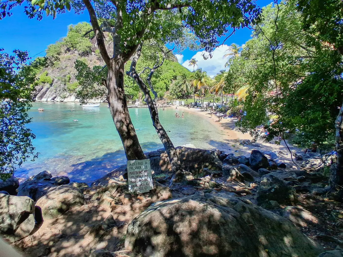 La plage du Pain de Sucre à Terre-de-Haut, aux Saintes, orientée côté Caraïbe et abritée des arrivages