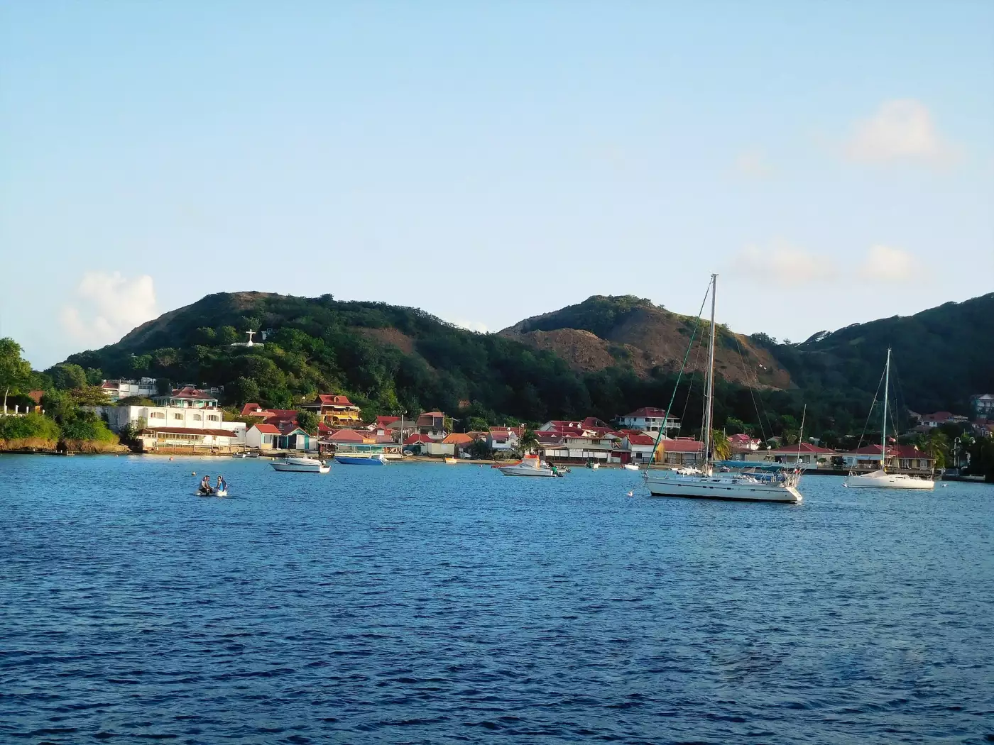 Le bourg aux toits rouges et les voiliers au mouillage dans la baie de Terre-de-Haut, aux Saintes