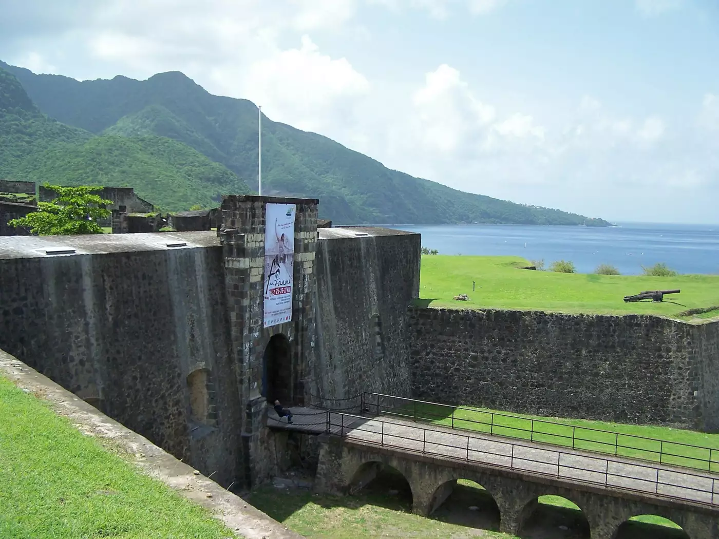 Entrée fortifiée du fort Delgrès à Basse-Terre, avec son fossé, son pont et les monts Caraïbes en arrière-plan