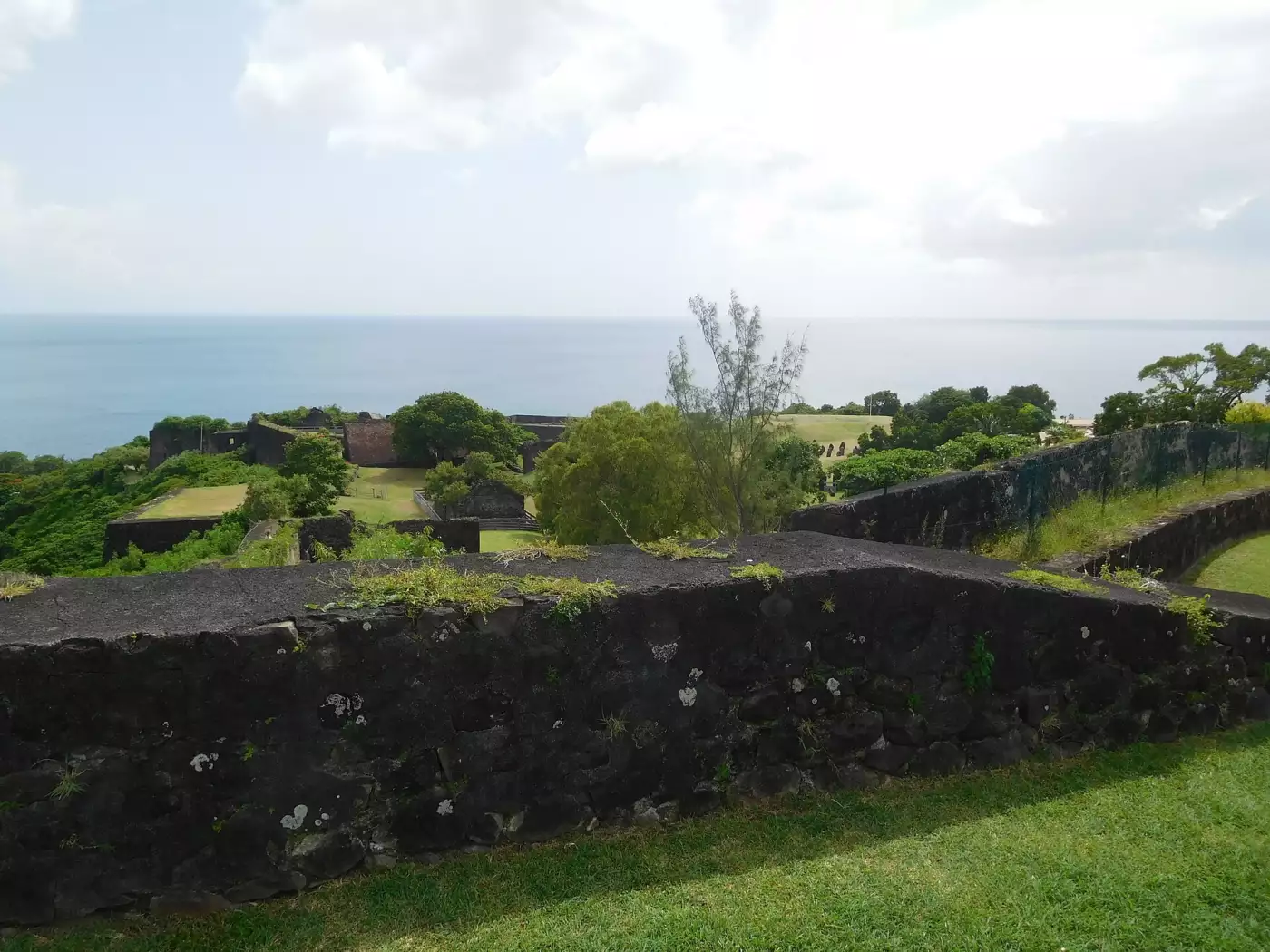 Remparts de pierre volcanique du fort Louis Delgrès, au-dessus de la mer, à Basse-Terre