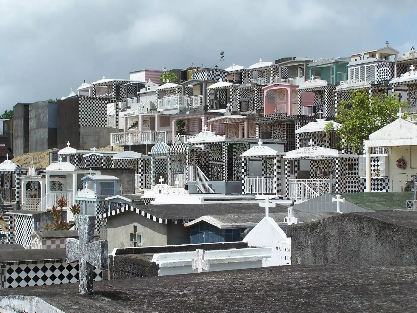 Les caveaux carrelés de noir et de blanc du cimetière de Morne-à-l'Eau, en Guadeloupe