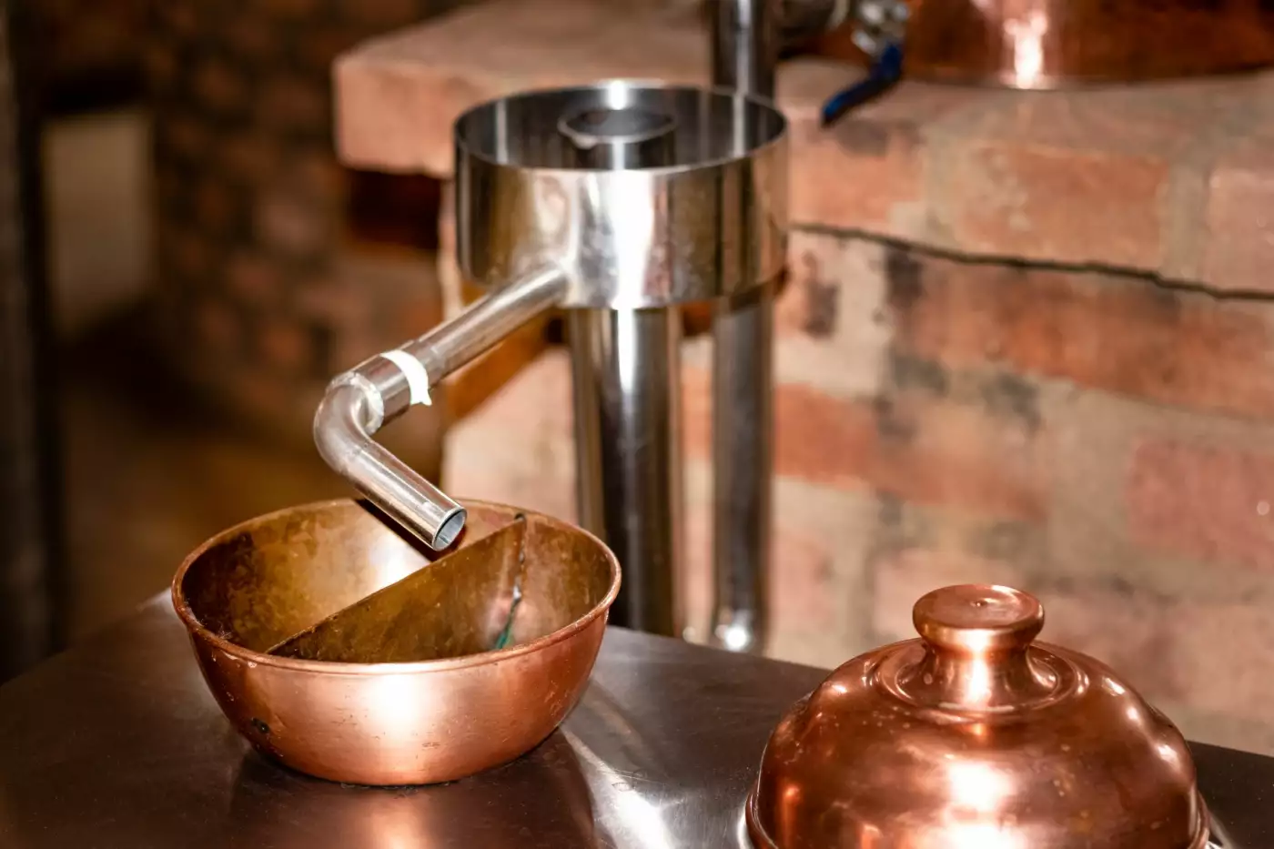 Appareil de distillation en cuivre dans une distillerie