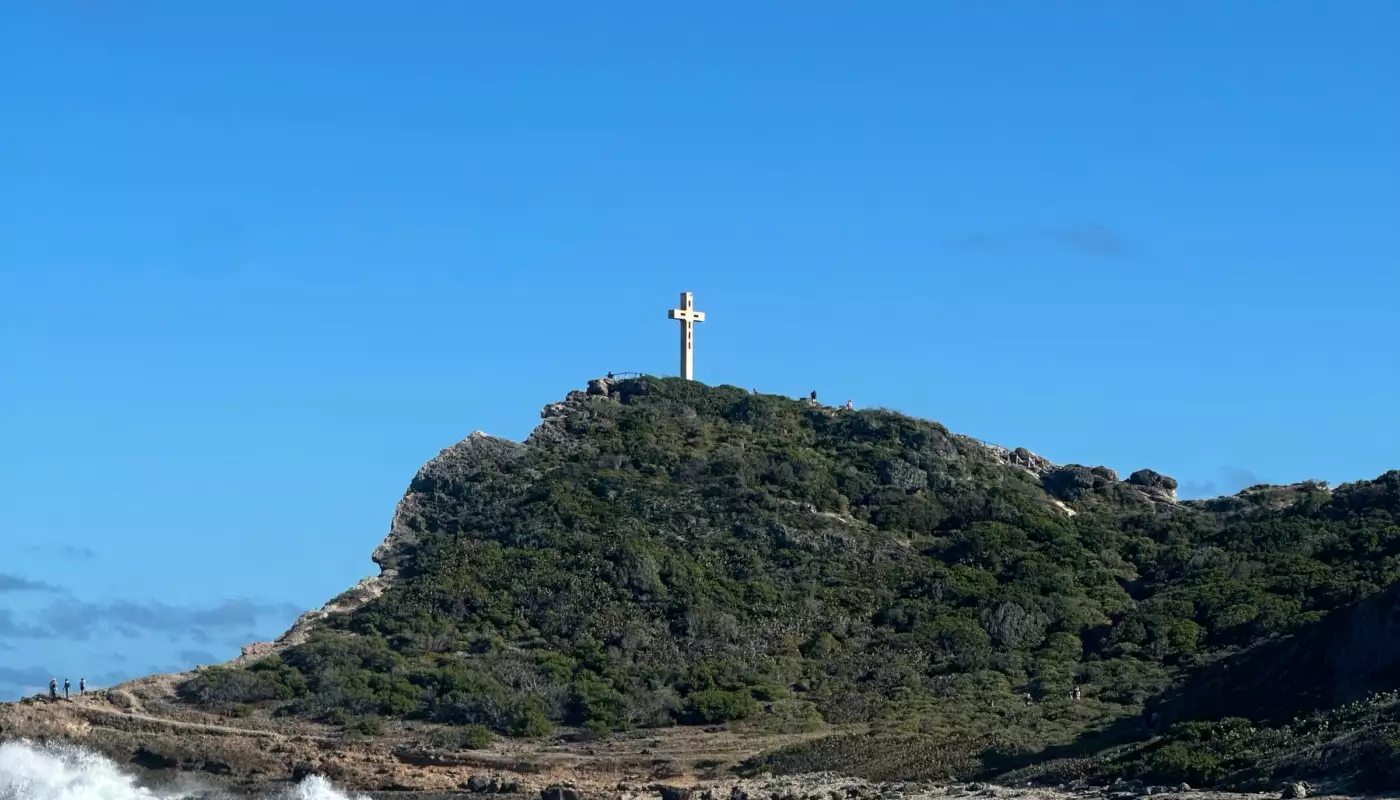 Croix sommitale et côte rocheuse battue par la mer à la Pointe des Châteaux, en Guadeloupe