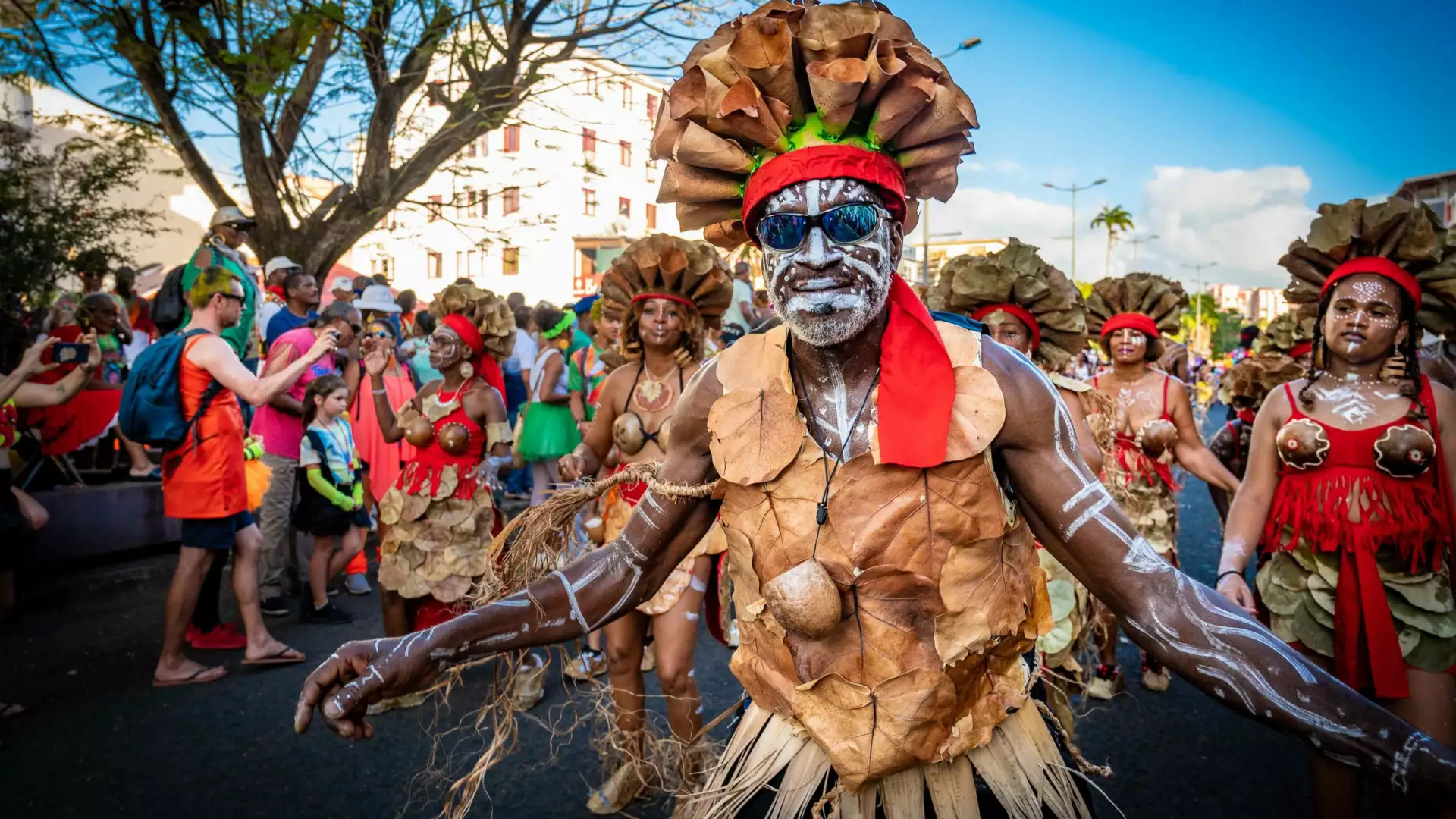 Parade de carnaval animée avec des participants en costumes traditionnels colorés