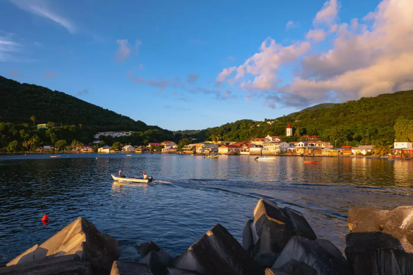 Coucher de soleil sur la baie de Deshaies avec un bateau au premier plan