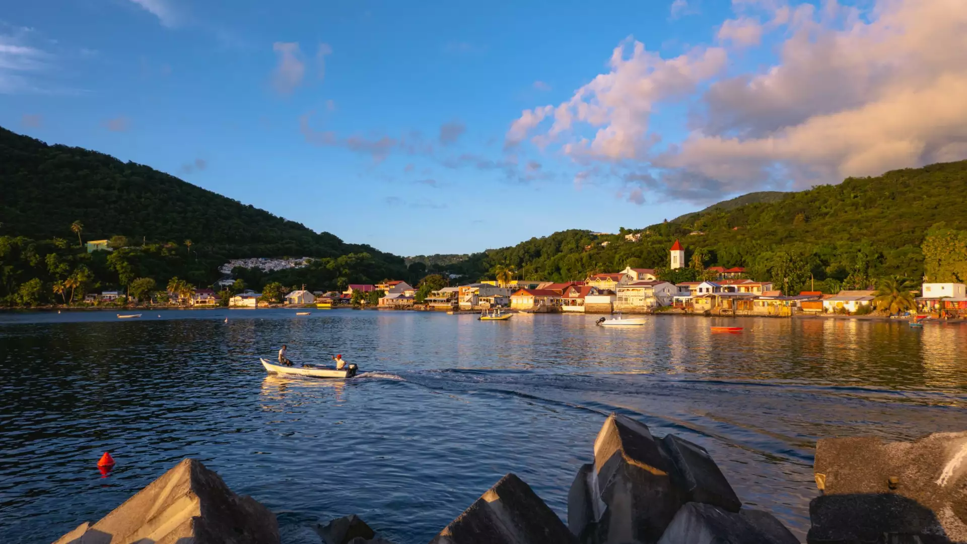 Coucher de soleil sur la baie de Deshaies, Basse-Terre, avec un bateau au premier plan