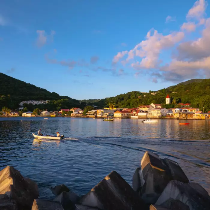 Coucher de soleil sur la baie de Deshaies, Basse-Terre, avec un bateau au premier plan