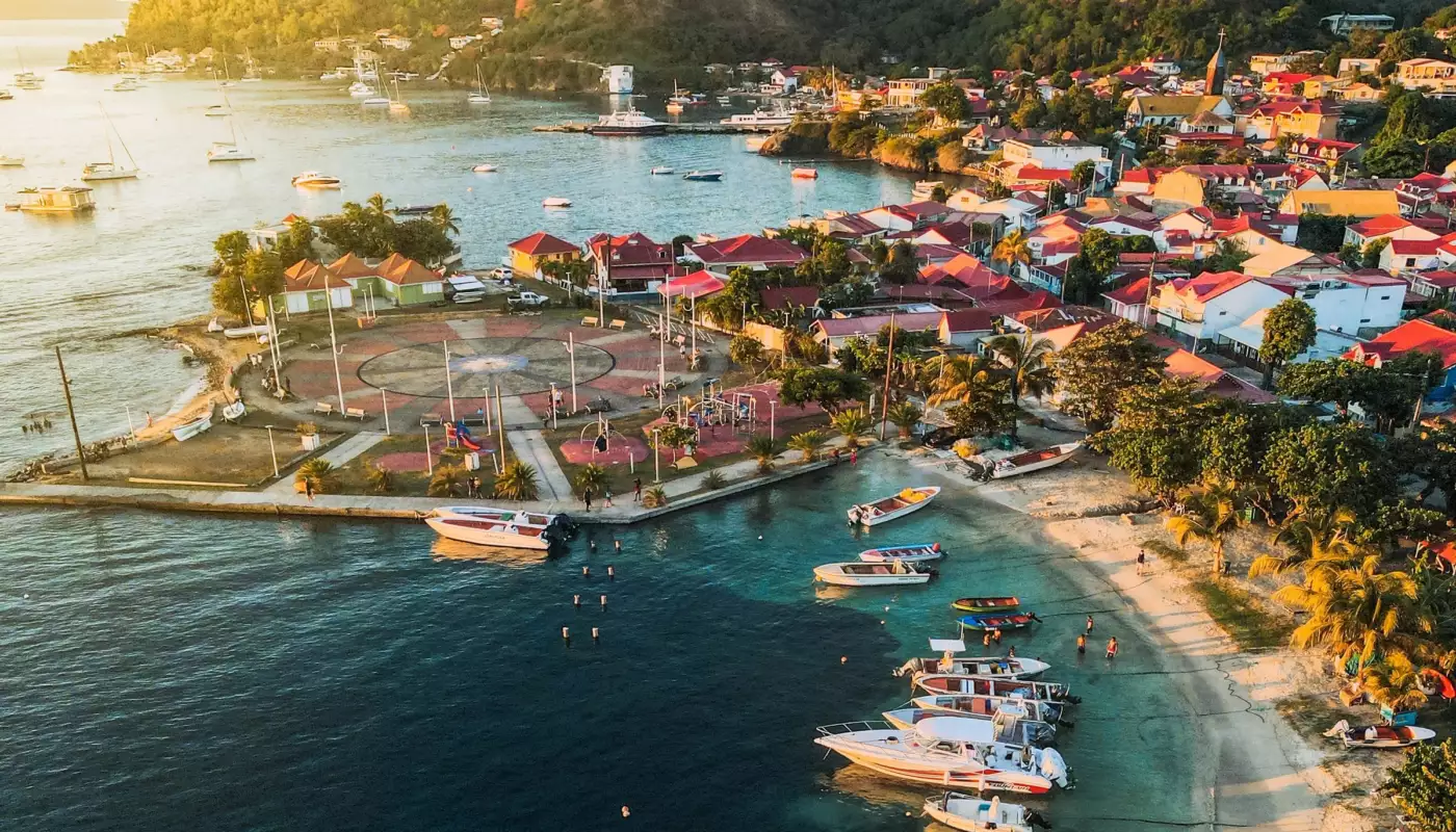Vue aérienne d'une baie de l'archipel guadeloupéen, bateaux au mouillage sur une eau turquoise