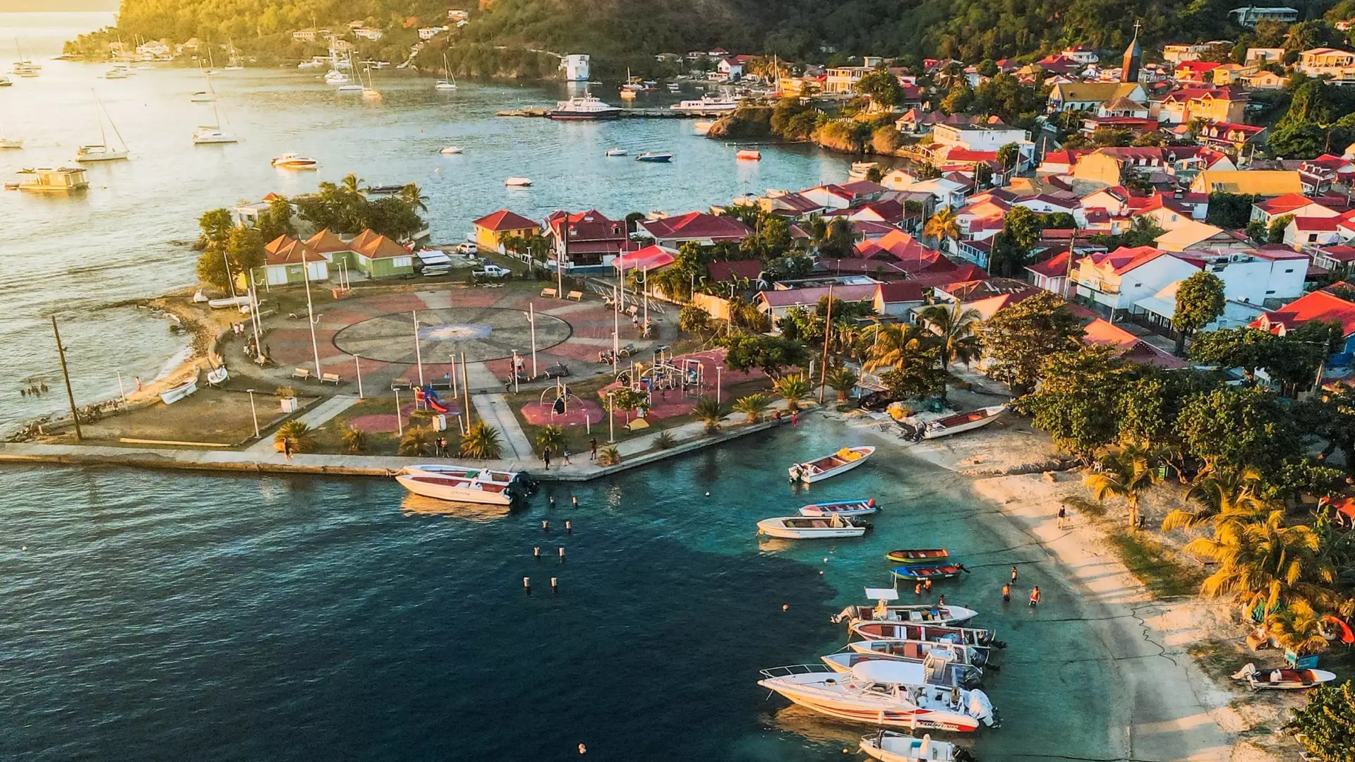 Vue aérienne d'une baie de l'archipel guadeloupéen, bateaux au mouillage sur une eau turquoise