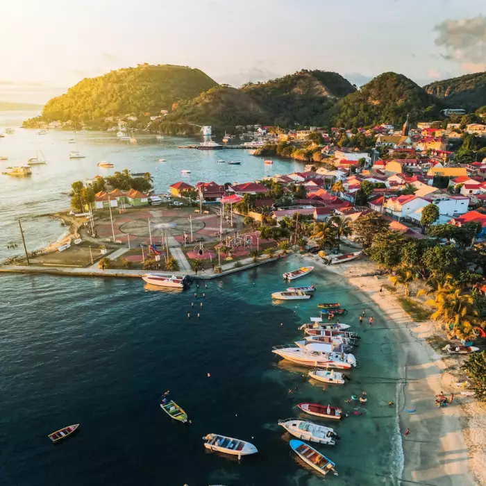 Vue aérienne d'une baie de l'archipel guadeloupéen, bateaux au mouillage sur une eau turquoise
